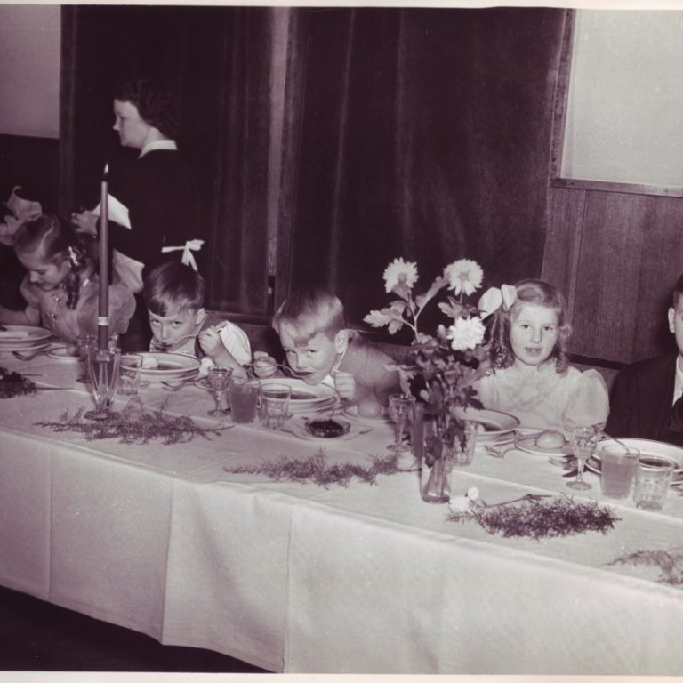 Áttræðisafmæli Thors Jensens haldið í Oddfellowhúsinu 3. desember 1943. Frá v. Tvö óþekkt börn  , Thor Ólafur Johnson,Ásta Ingunn Lorenzdóttir Thors og Jón Thors.