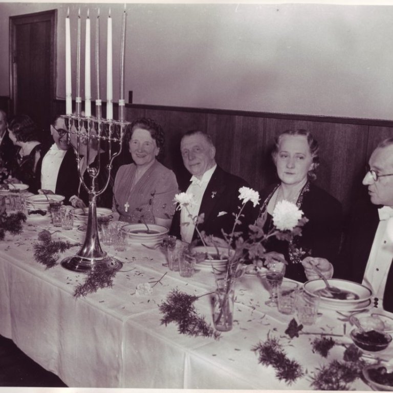 Áttræðisafmæli Thors Jensens haldið í Oddfellowhúsinu 3. desember 1943, frá v Ágústa Thors, Kjartan Thors, Kristín Jónsdóttir, Valtýr Stefánsson, Borghildur Björnsson, Bentína Björnsdóttir, sr. Friðrik Hallgrímsson, Jóna Thors og Richard Thors.