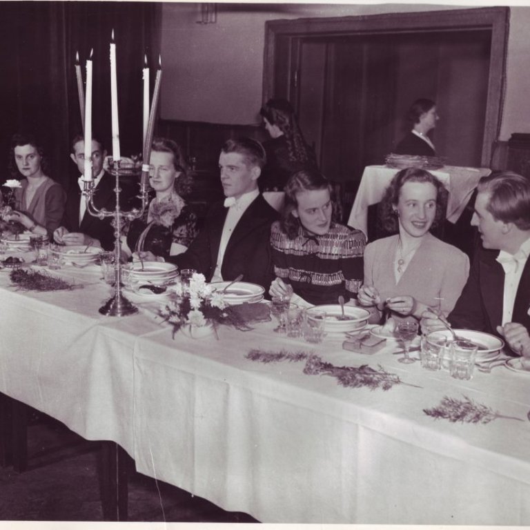 Áttræðisafmæli Thors Jensens 3. desember 1943 haldið í Oddfellowhúsinu, frá v  Borghildur Thors, Ása og Sigurður Hafstein, Margrét Hauksdóttir Thors, Örn Johnson, Helga Valtýsdóttir, Ragnheiður Hauksdóttir Hafstein, Jóhann Hafstein.