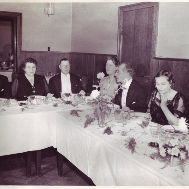 Áttræðisafmæli Thors Jensens 3. desember 1943 haldið í Oddfellowhúsinu, frá v  Lorenz Thors, Kristín Vilhjálmsson, Guðmundur Vilhjálmsson, Ágústa Thors, Kjartan Thors, Kristín Jónsdóttir, Valtýr Stefánsson.