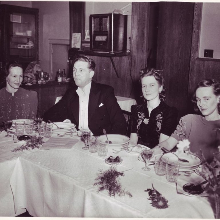 Áttræðisafmæli Thors Jensens 3. desember 1943 haldið í Oddfellowhúsinu, frá v Margrét Hallgrímsson, Hallgrímur Hallgrímsson, Elísabet Ólafsdóttir Thors, Margrét Hallgrímsson Johnson.