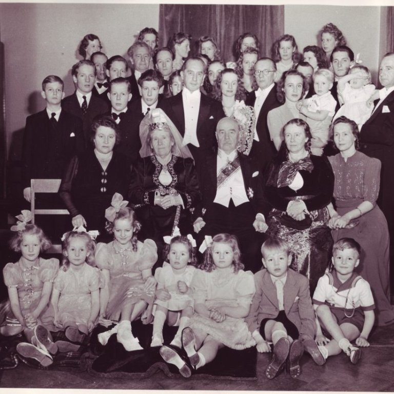 Áttræðisafmæli Thors Jensens 3. desember 1943 haldið í Oddfellowhúsinu, Thor og  Margrét Þorbjörg með afkomendum.