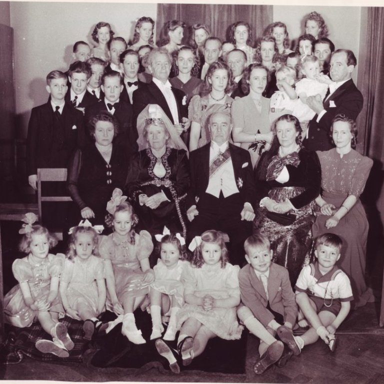 Áttræðisafmæli Thors Jensens 3. desember 1943 haldið í Oddfellowhúsinu, Thor og  Margrét Þorbjörg með afkomendum.