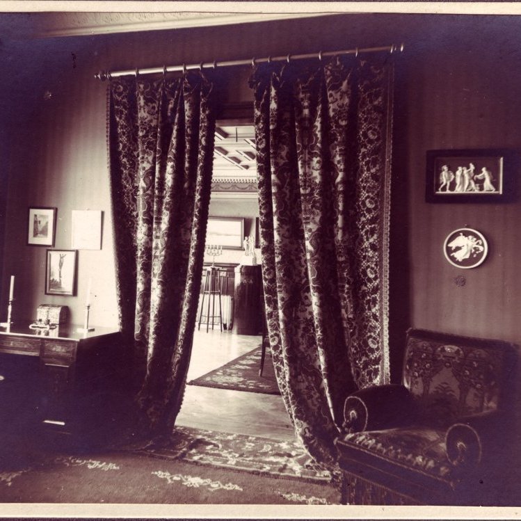 Um 1915 Fríkirkjuvegur 11 séð úr kabinettinu inn í dagstofuna