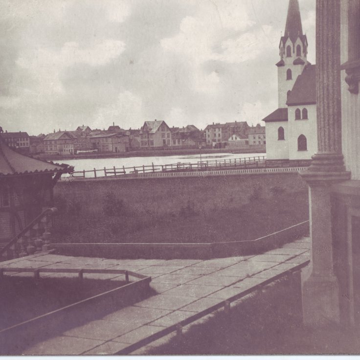Um 1915. Séð frá tröppum Fríkirkjuvegar í norður að Fríkirkjunni. Ljósmyndasafn Reykjavíkur.
