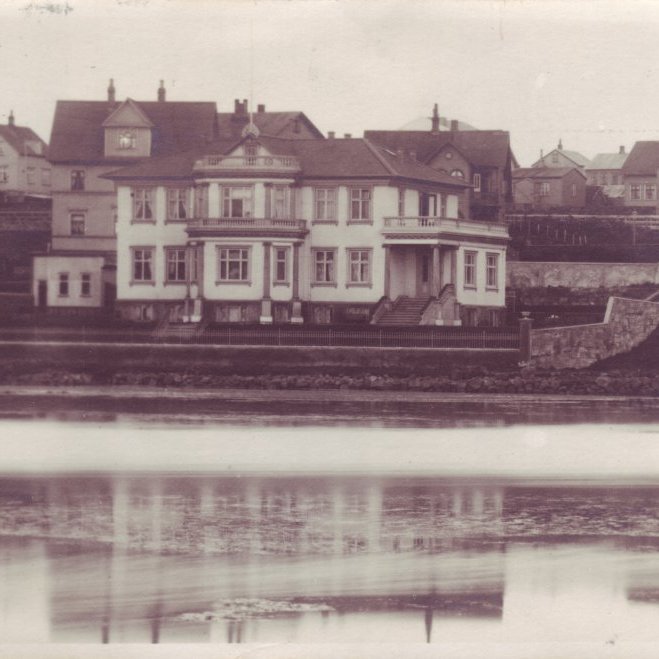 Um 1915 Fríkirkjuveur 11 handan Tjarnarinnar.