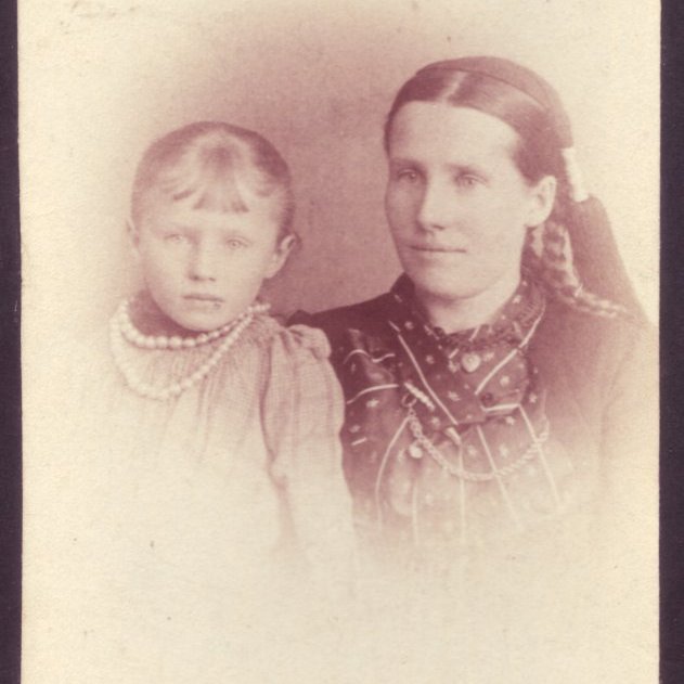 Margrét Þorbjörg með Camillu elstu dóttur þeirra Thors Jensens.  Ljósmyndasafn Reykjavíkur.