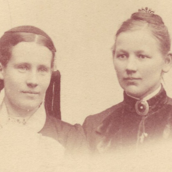 Systurnar Margrét Þorbjörg og Steinunn Kristjánsdætur um 1885.  Ljósmyndasafn Reykjavíkur.