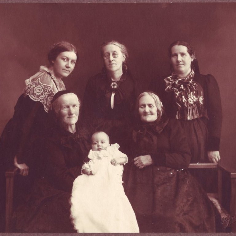 Um 1918 Margrét Louise Kjartansdóttir Thors ásamt móður sinni, ömmum og langömmum. Fremri röð frá v. langamman Ágústa Svendsen og langamman  Jónsdóttir, Aftari röð frá v. móðirin Ágústa Björnsdóttir Thors, amman Louise Svendsen (kona Björns Jenssonar) og amman Margrét Þorbjörg Kristjánsdóttir Jensen.