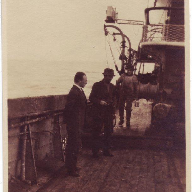 Um 1925 Kjartan Thors um borð í Kveldúlfstogara.