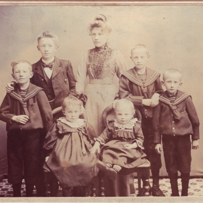 Börn Margrétar Þorbjargar og Thors Jensens um aldamótin 1900, standandi frá v,: Ólafur, Richard, Camilla, Kjartan og Haukur, fremst sitja Kristín og Kristjana.  Ljósmyndasafn Reykjavíkur.