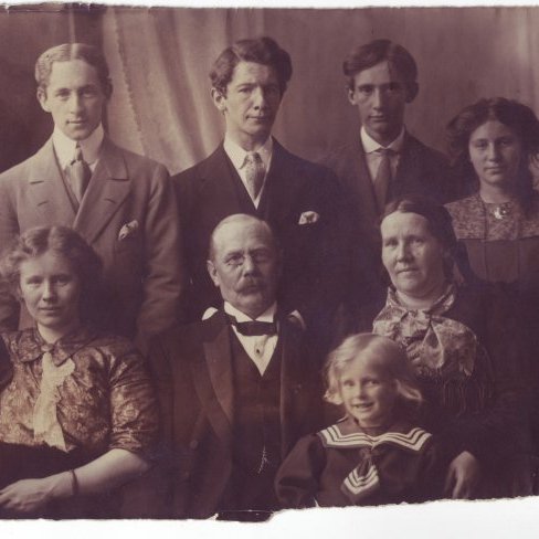 Margrét Þorbjörg og Thor Jensen með börn sín um 1913 fremri röð frá v.: Thor, Lorentz, Camilla, Thor, Hilmar, Margrét Þorbjörg, Margrét. Aftari röð frá v.: Richard, Kjartan, Ólafur, Haukur, Kristín og Kristjana.  Ljósmyndasafn Reykjavíkur.