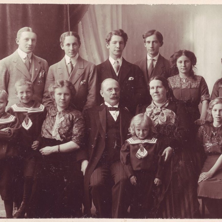 Margrét Þorbjörg og Thor Jensen með börn sín um 1913 fremri röð frá v.: Lorentz, Thor,  Camilla, Thor, Hilmar, Margrét Þorbjörg, Margrét. Aftari röð frá v.: Richard, Kjartan, Ólafur, Haukur, Kristín og Kristjana.  Ljósmyndasafn Reykjavíkur.