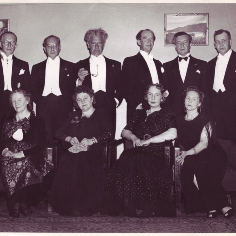 Ólafur Thors og systkini hans, sitjandi eru systurnar frá vinstri: Camilla, Kristín, Kristjana og Margrét. Standandi frá v.: Richard, Kjartan Ólafur, Haukur, Thor og Lorentz. Ljósmyndasafn Reykjavíkur.