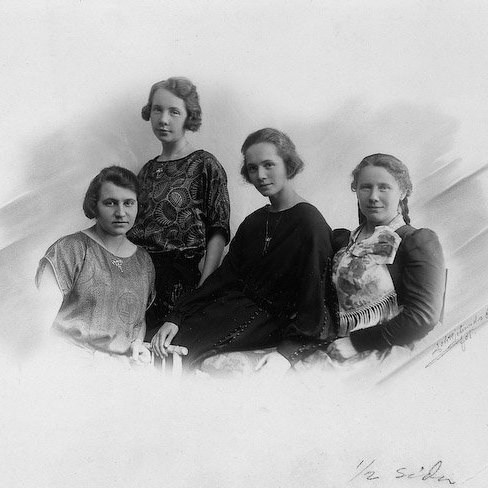 Um 1920. Dætur Thors Jensens og Margrétar Þorbjargar, frá v. Kristín, Kristjana, Margrét og Camilla.