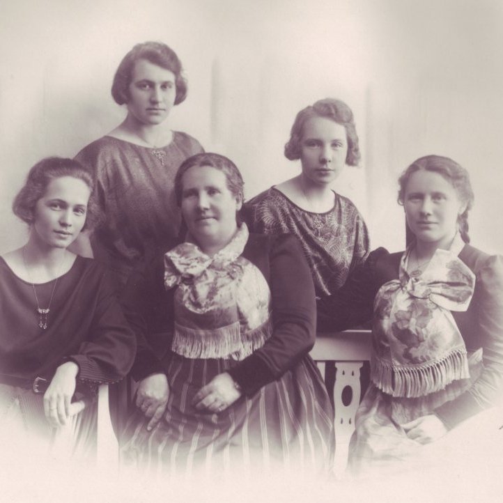 Margrét Þorbjörg  með dætrum þeirra Thors Jensens frá v.: Margrét, Kristín, Margrét Þorbjörg, Kristjana og Camilla. Ljósmyndasafn Reykjavíkur.