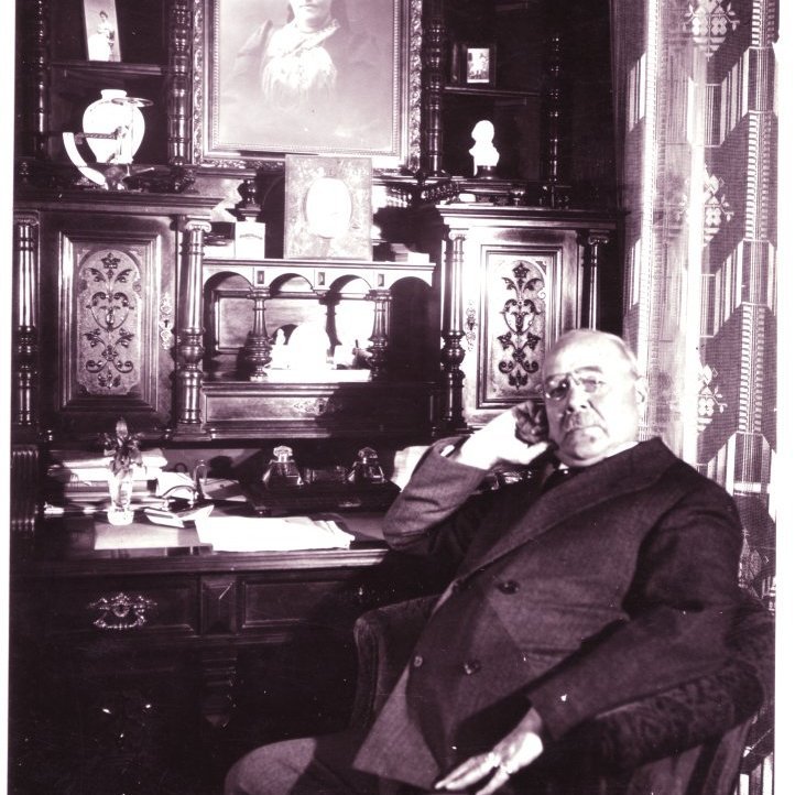 Thor Jensen heima á Lágafelli á níræðisaldri, eftir lát Margrétar Þorbjargar setti hann upp stórar myndir af henni um allt húsið.  Ljósmyndasafn Reykjavíkur.