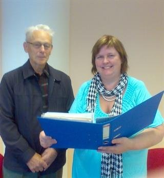 Egill Skúli Ingibergsson afhendir einkaskjalasafn Félags velunnara Borgarspítala