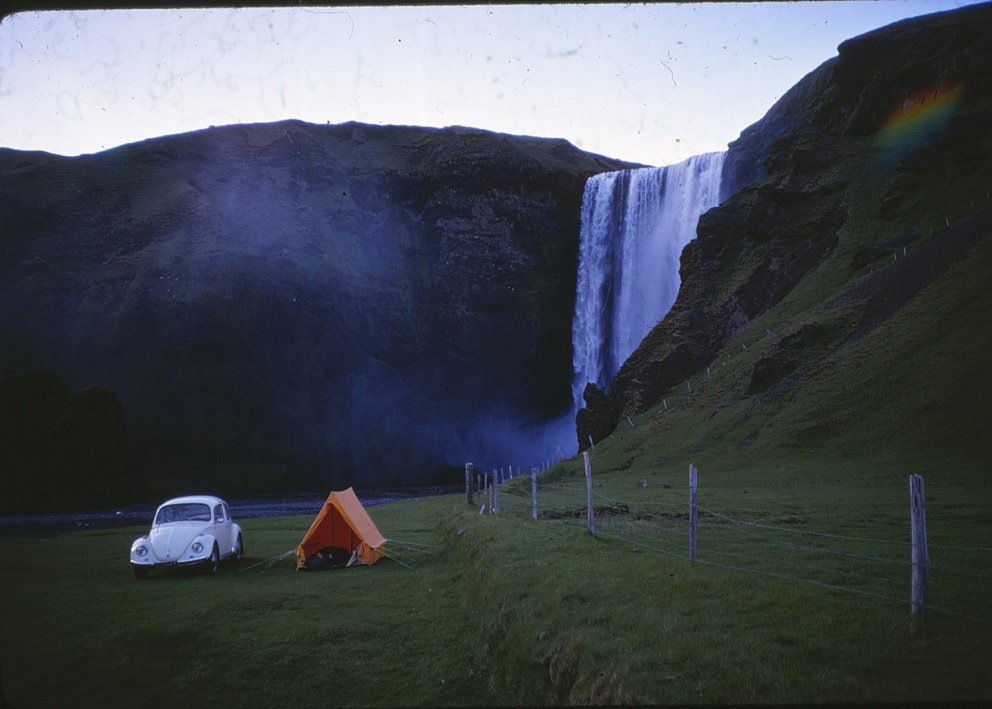 Tjaldað við Skógafoss. Ljósmynd úr einkaskjalasafni Sigurborgar Hjaltadóttur nr. E-357. Borgarskjala…