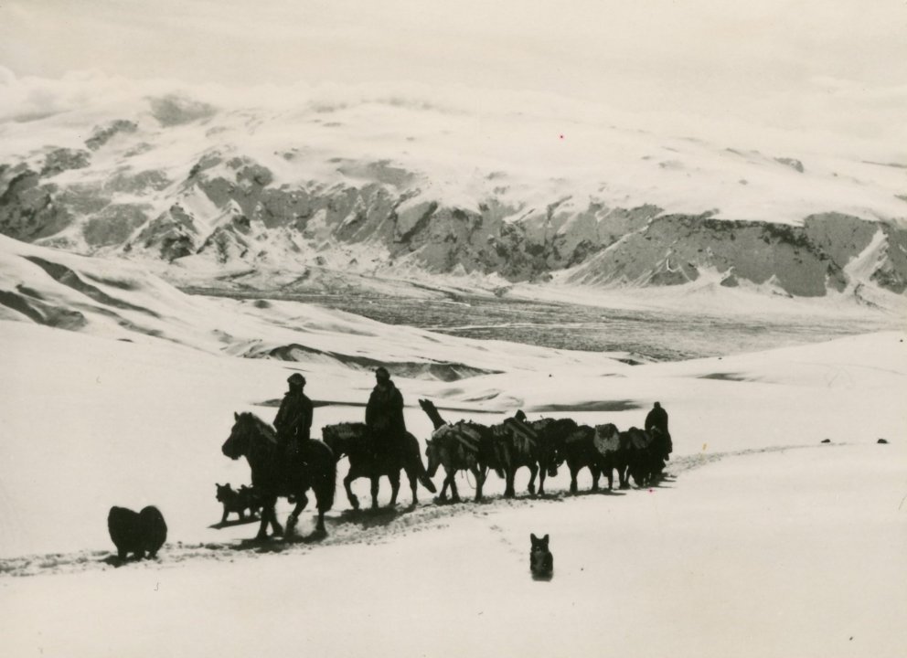 „Ég berst á fáki fráum fram um veg. Mót fjallahlíðum háum hleypi ég.