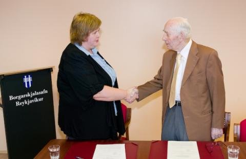Gísli Halldórsson afhendir skjöl sín til Borgarskjalasafns