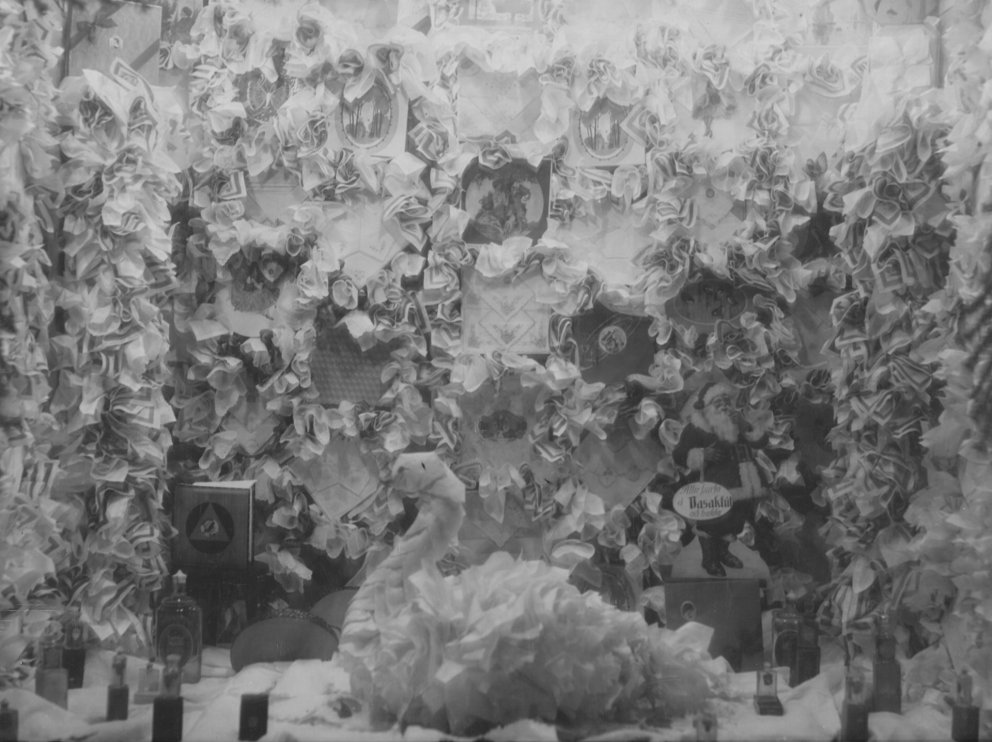 Útstilling vasaklúta, sem var vinsæl jólagjöf á árum áður, í Haraldarbúð sem var til húsa í Austurst…