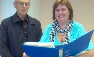 Egill Skúli Ingibergsson afhendir einkaskjalasafn Félags velunnara Borgarspítala