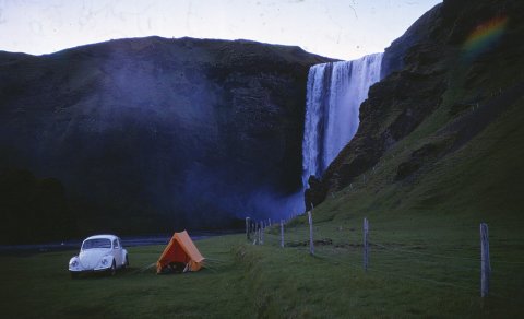 Tjaldað við Skógafoss. Ljósmynd úr einkaskjalasafni Sigurborgar Hjaltadóttur nr. E-357. Borgarskjala…