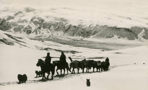 „Ég berst á fáki fráum fram um veg. Mót fjallahlíðum háum hleypi ég.