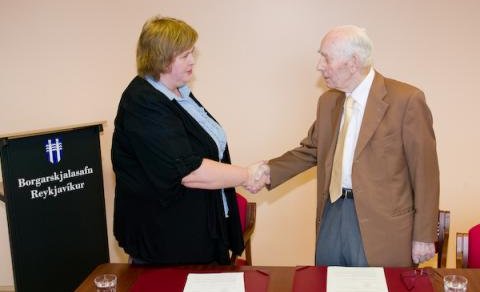 Gísli Halldórsson afhendir skjöl sín til Borgarskjalasafns