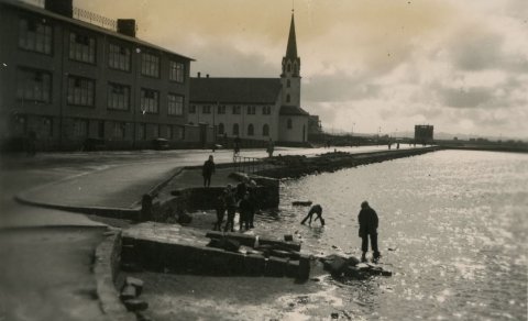 Tjörnin í Reykjavík. Ljósmynd úr einkaskjalasafni Katrínar Skaptadóttur E-520. ©Borgarskjalasafn Rey…